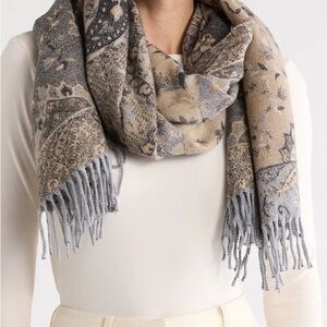 BNWT Vince Camuto Soft Grey/Beige Paisley Scarf